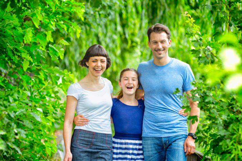 Eine Familie spaziert durch den grünen Park im All Inclusive Familienurlaub in Deutschland
