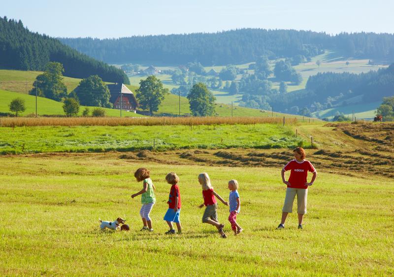  Kinder spielen mit einem Hund im All Inclusive Familienurlaub in Deutschland