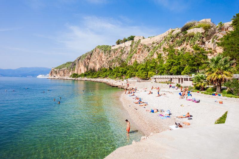  Ein schöner Strand mit klarem Wasser im Athen Urlaub mit Kindern