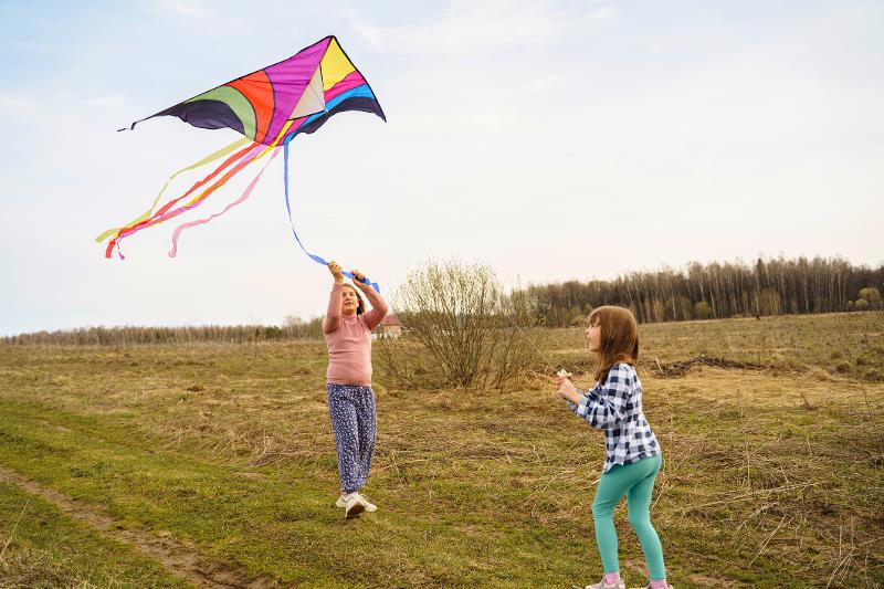 Eine Familie unternimmt im Early Bird Familienurlaub einen Ausflug in die Natur
