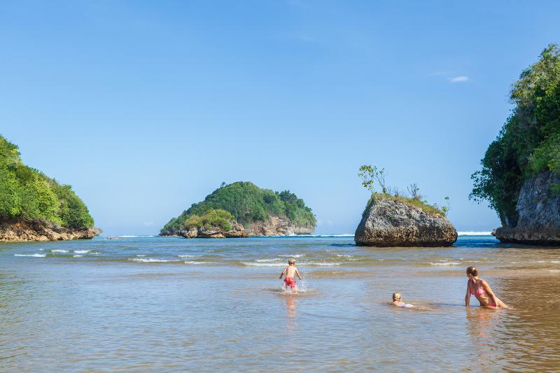 Eine Familie ist im Early Bird Familienurlaub im Meer