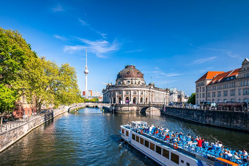 Ausblick auf die Spree mit Boot, Fernsehturm und Bodemuseum im Familien Kurzurlaub Berlin bei sonnigem Wetter