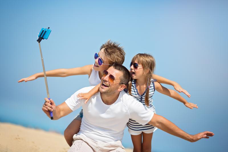 Familie schießt ein gemeinsames Selfie