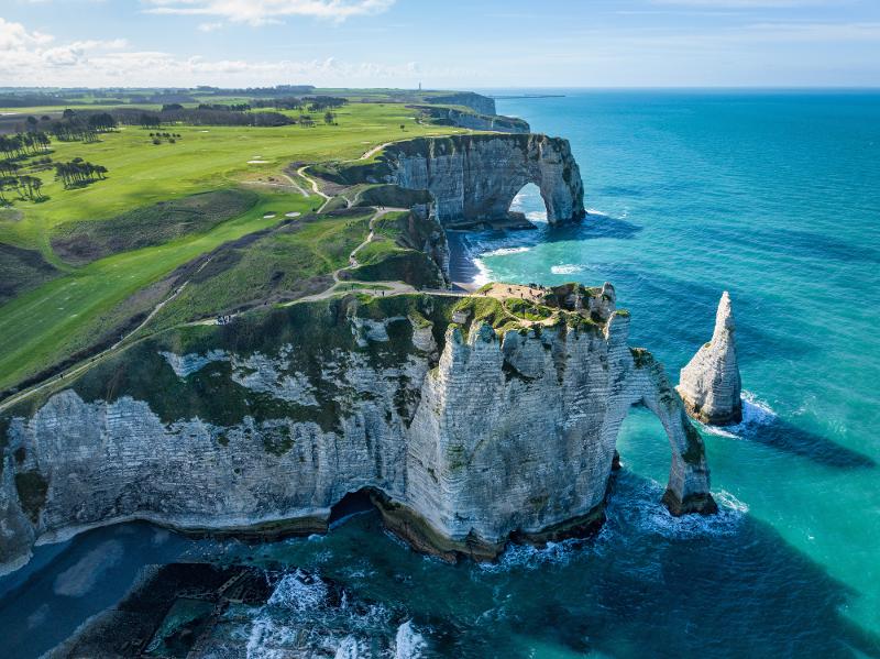  Steilküste in der Normandie am türkisblauen Wasser auf Familienreise Frankreich