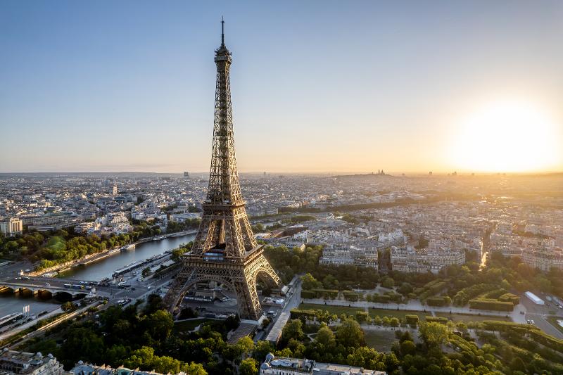Sonnenuntergang über Paris und dem Eiffelturm auf Familienreise Frankreich