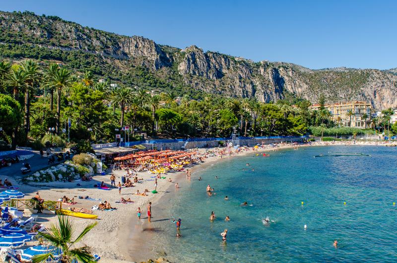 Türkisblaues Wasser am schönen Strand euer Familienreise Frankreich
