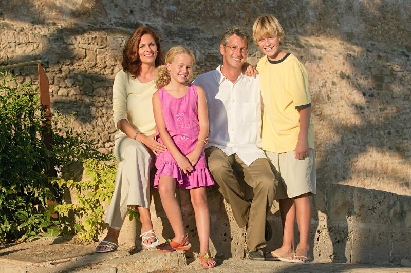 Eine Familie macht bei einer Familienreise Mallorca ein Foto