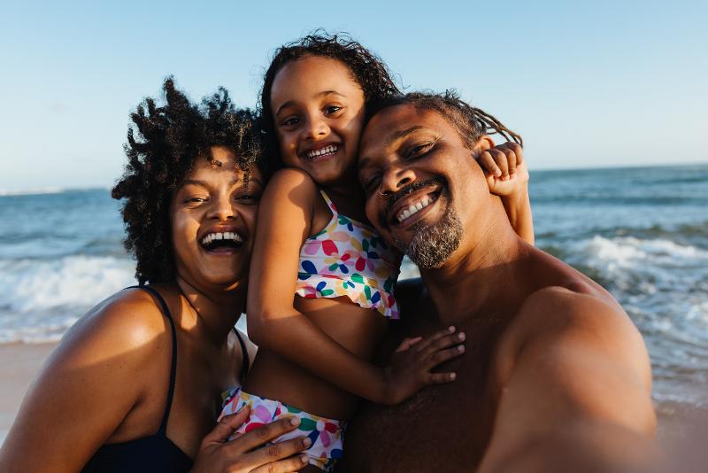 Eine Familie ist am Strand bei einer Familienreise Mallorca und lacht