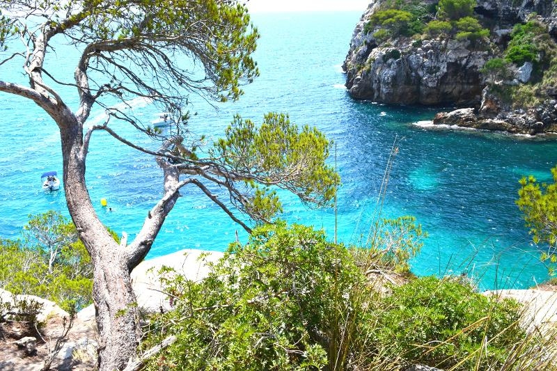 Ansicht eines Berges bei einer Familienreise Menorca