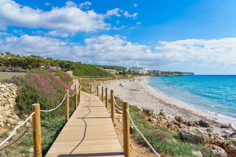 Ein Steg am Strand auf Familienreise Menorca 