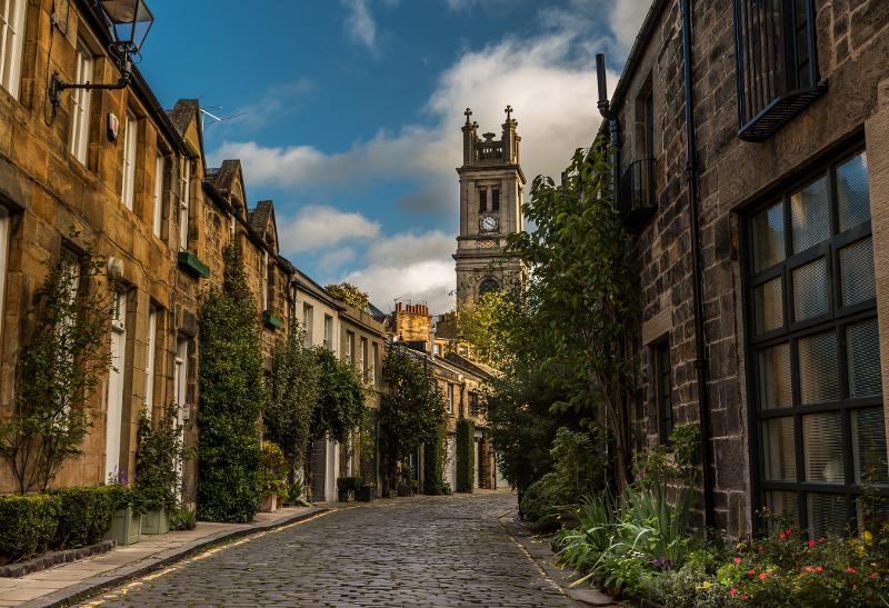 Kleine Gasse mit viel Grün in Edinburgh auf Familienreise Schottland