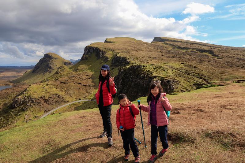  Mutter wandert mit ihren zwei Kindern durch die Highlands