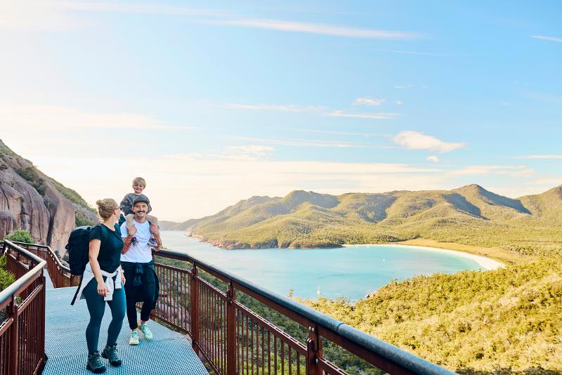 Familie wandert über eine Brücke auf Familienreisen