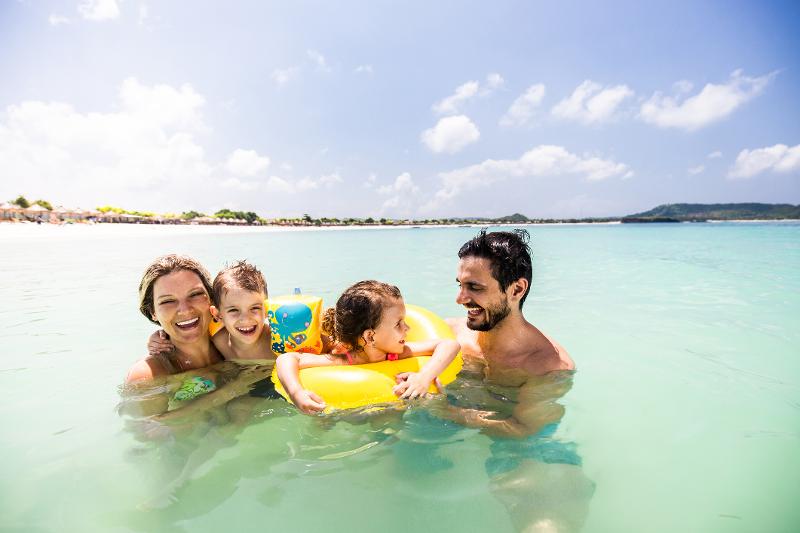 Familie mit zwei Kindern im Meer im Familienurlaub All Inclusive