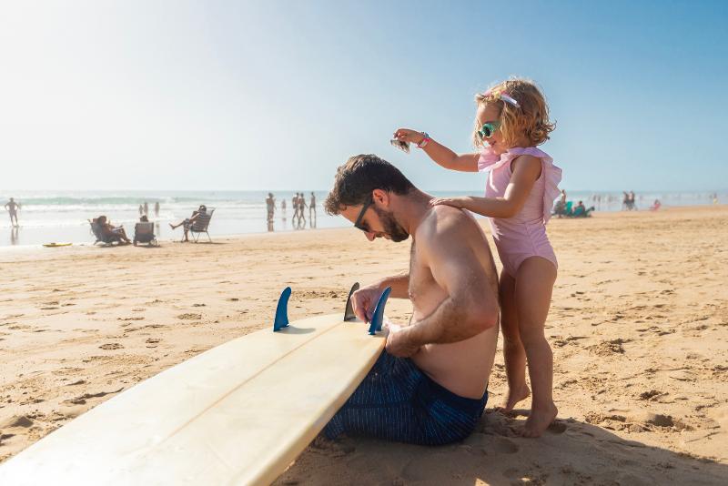 Ein Vater mit Kind am Meer im Familienurlaub Andalusien