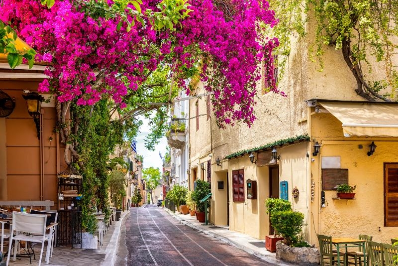 Gasse mit Blumen und bunten Häusern im Familienurlaub Athen