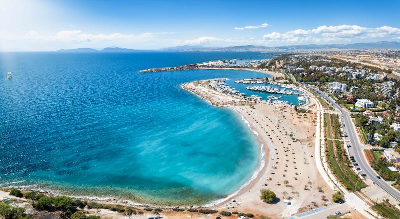 Aussicht auf das Meer, den Strand und den Ort bei schönem Wetter im Familienurlaub Athen