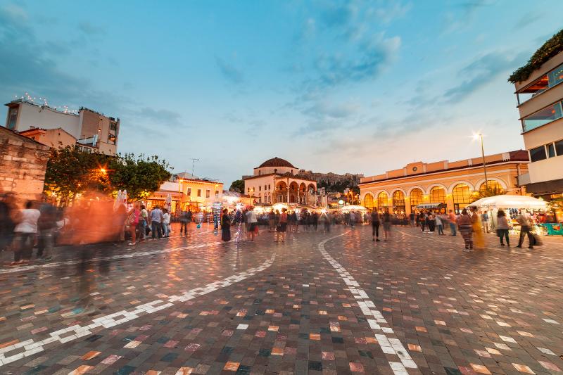 Der Monastiraki Platz in der Altstadt im Familienurlaub Athen während der Dämmerung