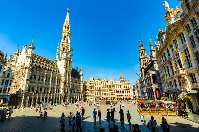 Touristen und Einheimische erkunden die beeindruckende Architektur in einer belgischen Stadt