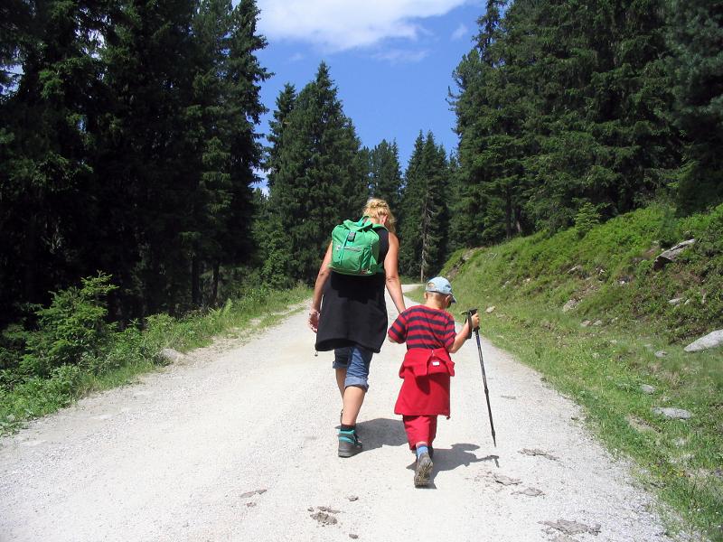 Eine Mutter und ihr Kind machen eine Wanderung durch einen grünen Wald im Familienurlaub Belgien