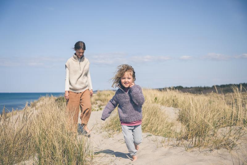 Ein Kind entdeckt die Strände für sich im Familienurlaub Dänemark