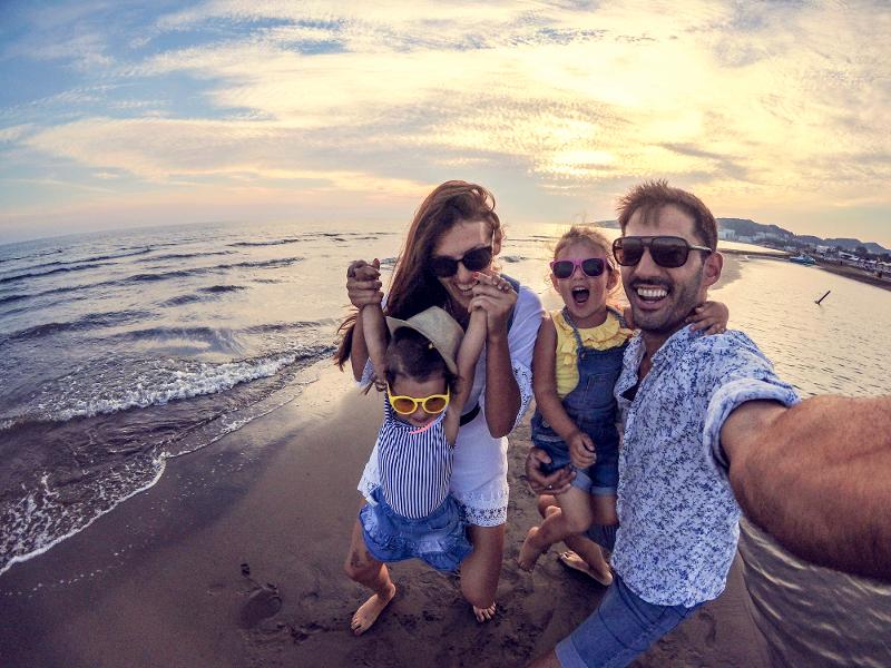 Ein Selfie einer Familie mit atemberaubenden Strand Hintergrund