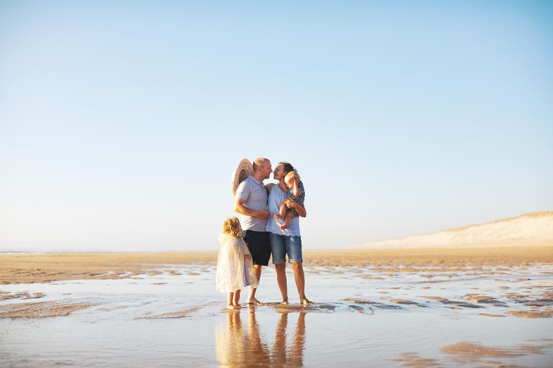  Eltern mit ihren 2 Kindern am Strand im Familienurlaub Frankreich am Meer