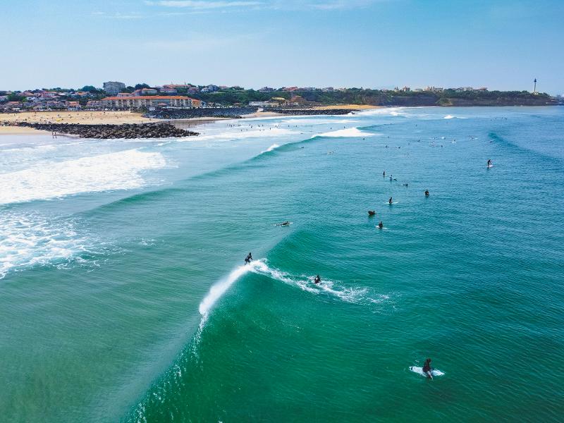  Zahlreiche Surfer in den hohen Wellen im türkisblauen Wasser im Familienurlaub Frankreich Atlantikküste