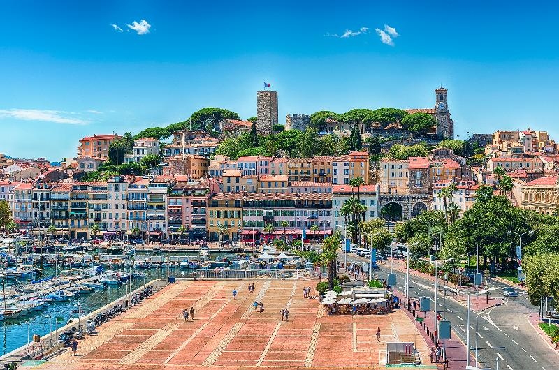  Ausblick auf Cannes mit dem Hafen und der Altstadt im Familienurlaub Frankreich Côte d’Azur