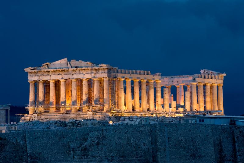 Die beleuchtete Akropolis im Familienurlaub Griechenland bei Nacht