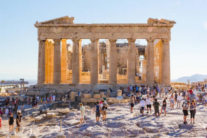 Die Akropolis von Athen, von Touristen umgeben, im Familienurlaub Griechenland