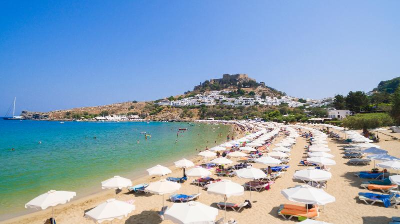 Ein weitläufiger Sandstrand auf Rhodos im Familienurlaub Griechenland