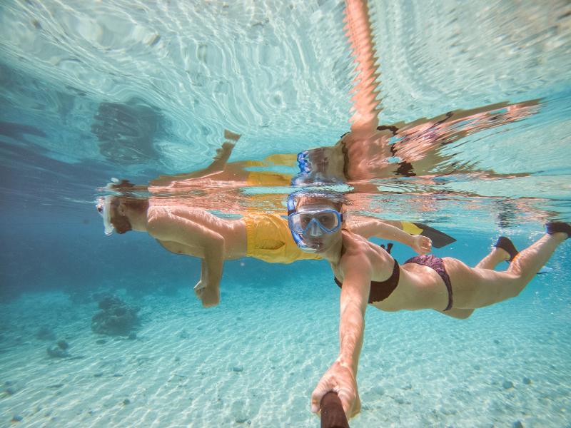 Vater und Tochter, die im Familienurlaub Hurghada in Badekleidung im Meer schnorcheln