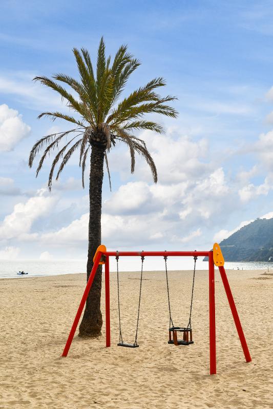 Schaukel am Strand im Familienurlaub Ibiza