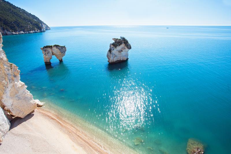  Türkisblaues Wasser an einer Bucht in Italien im Familienurlaub im Oktober am Meer