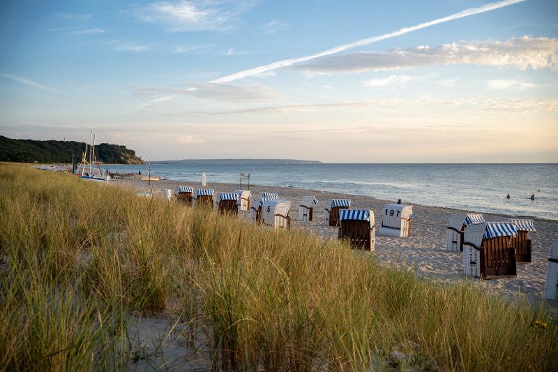 Die Strandliegen warten bereits an der Ostsee im Familienurlaub im Oktober am Meer