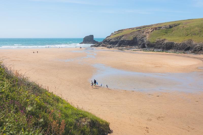  Spaziergänger auf breitem Strand im Familienurlaub in England am Meer
