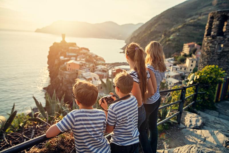  Eine Familie blickt über die Landschaft und das Meer im Familienurlaub Italien Meer All Inclusive