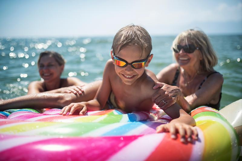  Eine Familie mit einem kleinem Jungen hat Spaß beim baden im Meer im Familienurlaub Italien Meer All Inclusive