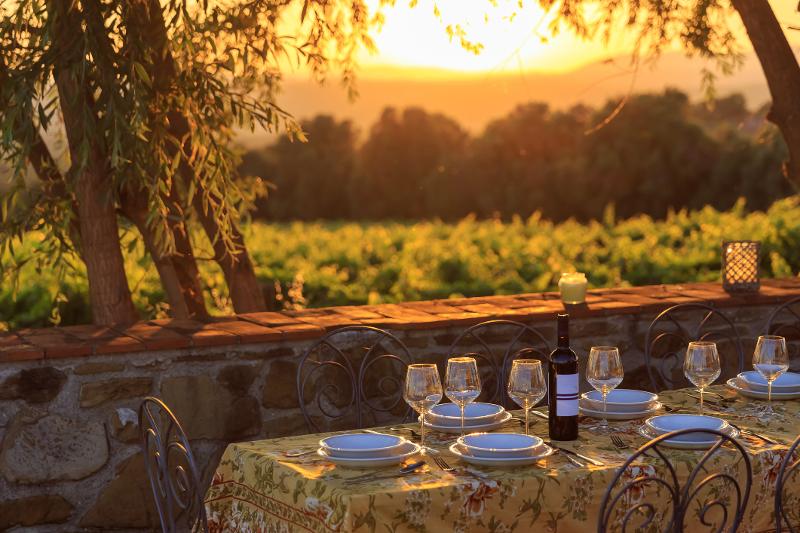  Ein geschmackvoll gedeckter Tisch im Freien mit der schönen Landschaft Italiens im Hintergrund im Familienurlaub Italien Meer All Inclusive