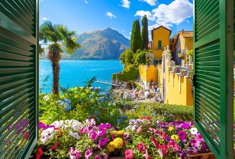  Blick aus dem Fenster über einen blauen See im Familienurlaub Italien All Inclusive