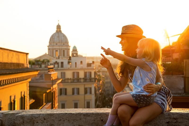  Eine Mutter mit Kind erkunden die Stadt im Familienurlaub Italien Ferienhaus