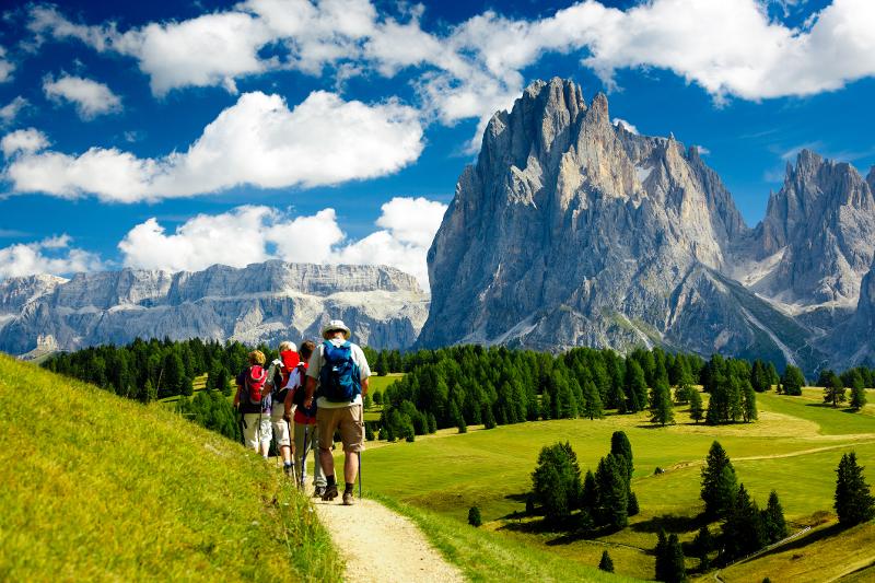  Eine Familie am wandern in der Natur im Familienurlaub Italien günstig 