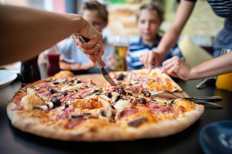  Eine köstliche Pizza im Familienurlaub Italien am Strand