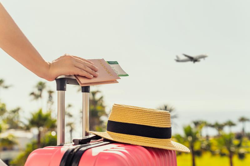 Koffer und Reisepass sind bereit für den Familienurlaub Kreta Oktober