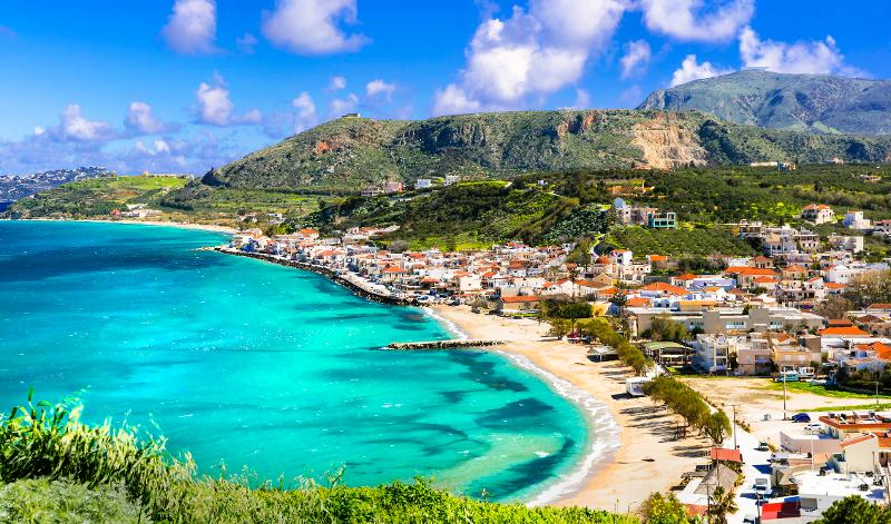 Lufaufnahme einer malerischen Küste im Familienurlaub Kreta Oktober