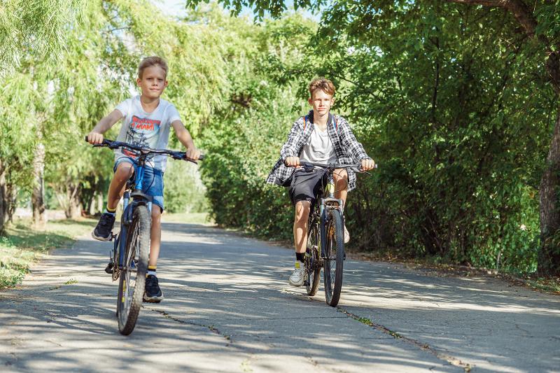 Zwei Jungs fahren Fahrrad im Familienurlaub Lüneburger Heide All Inclusive