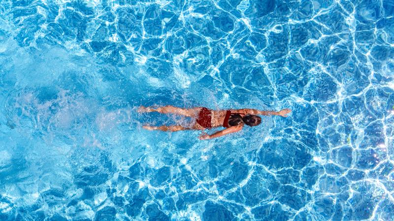 Eine Frau schwimmt im Pool im Familienurlaub Lüneburger Heide All Inclusive.