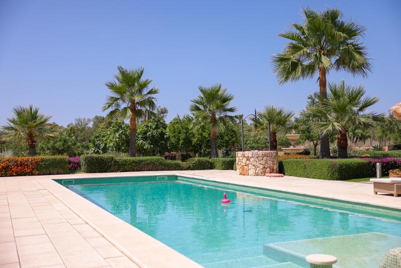 Ein Schwimmring treibt im Pool im im Familienurlaub Mallorca 5 Sterne am Pool