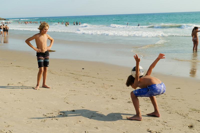 Urlauber spielen im Familienurlaub Mallorca am Strand Ball